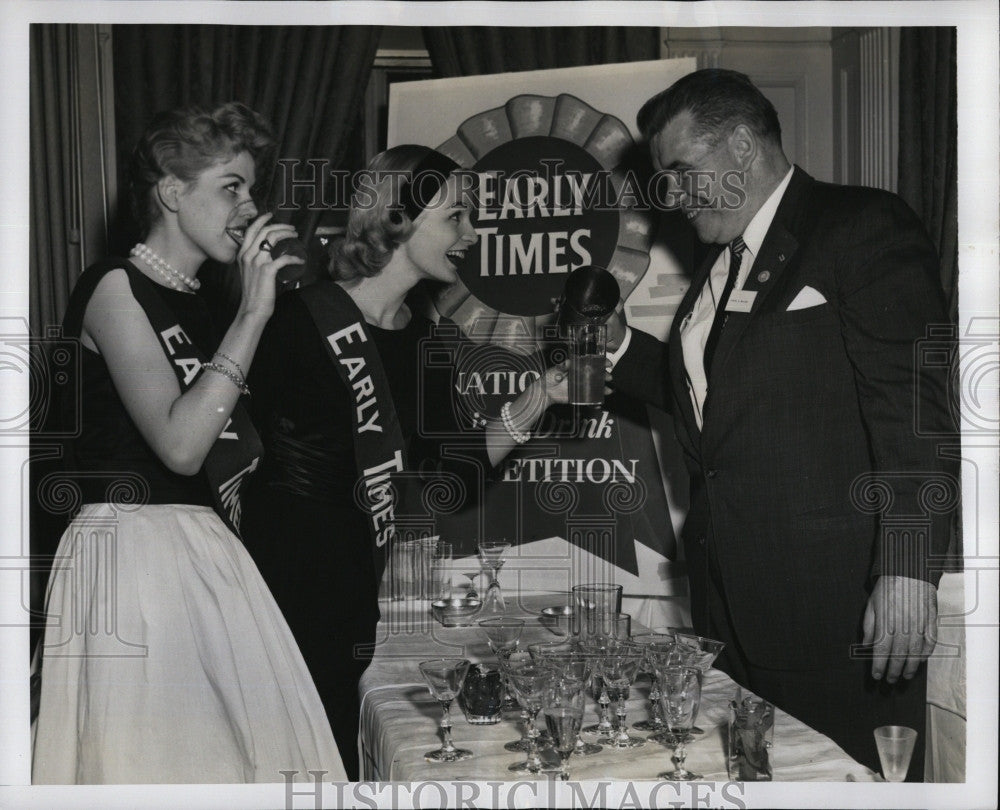 1957 Press Photo Russell McAdamds,bartender &amp; Pat Modee &amp; Charlene Hargrove - Historic Images