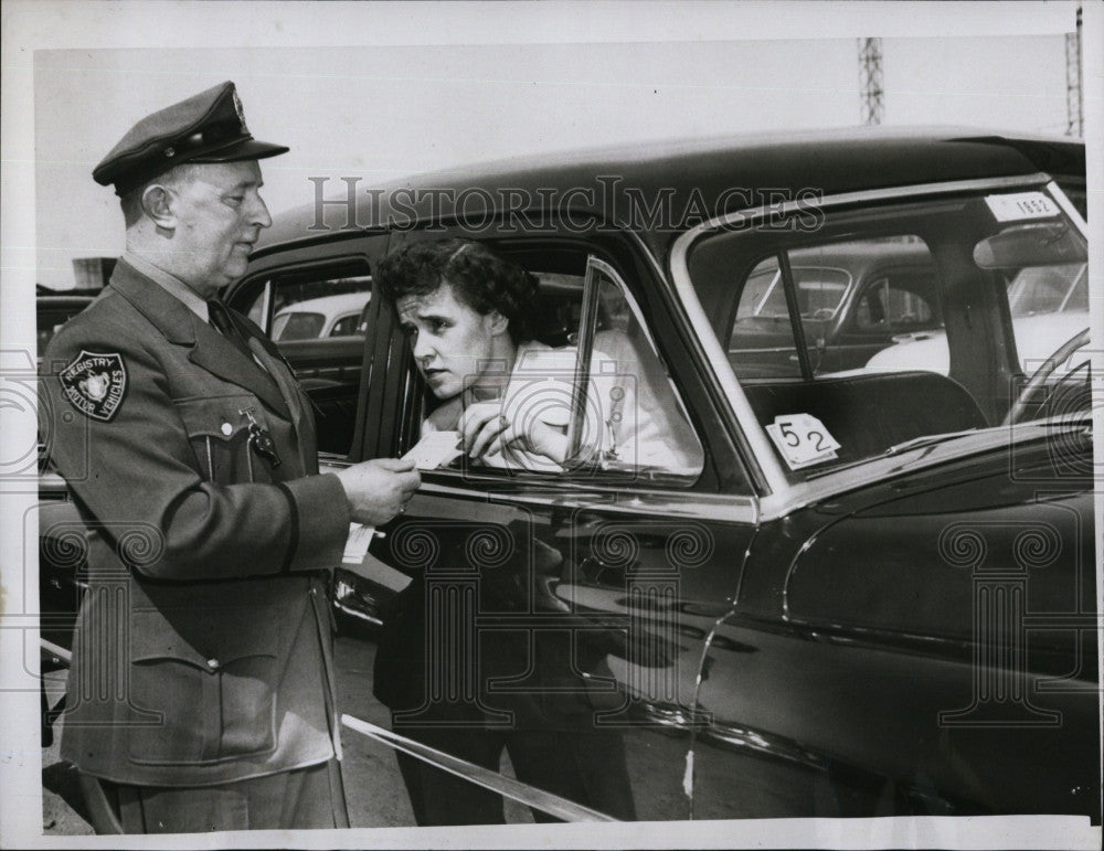 1953 Press Photo Inspector James McAtamey Warning Ticket Marjorie O&#39;Brien - Historic Images