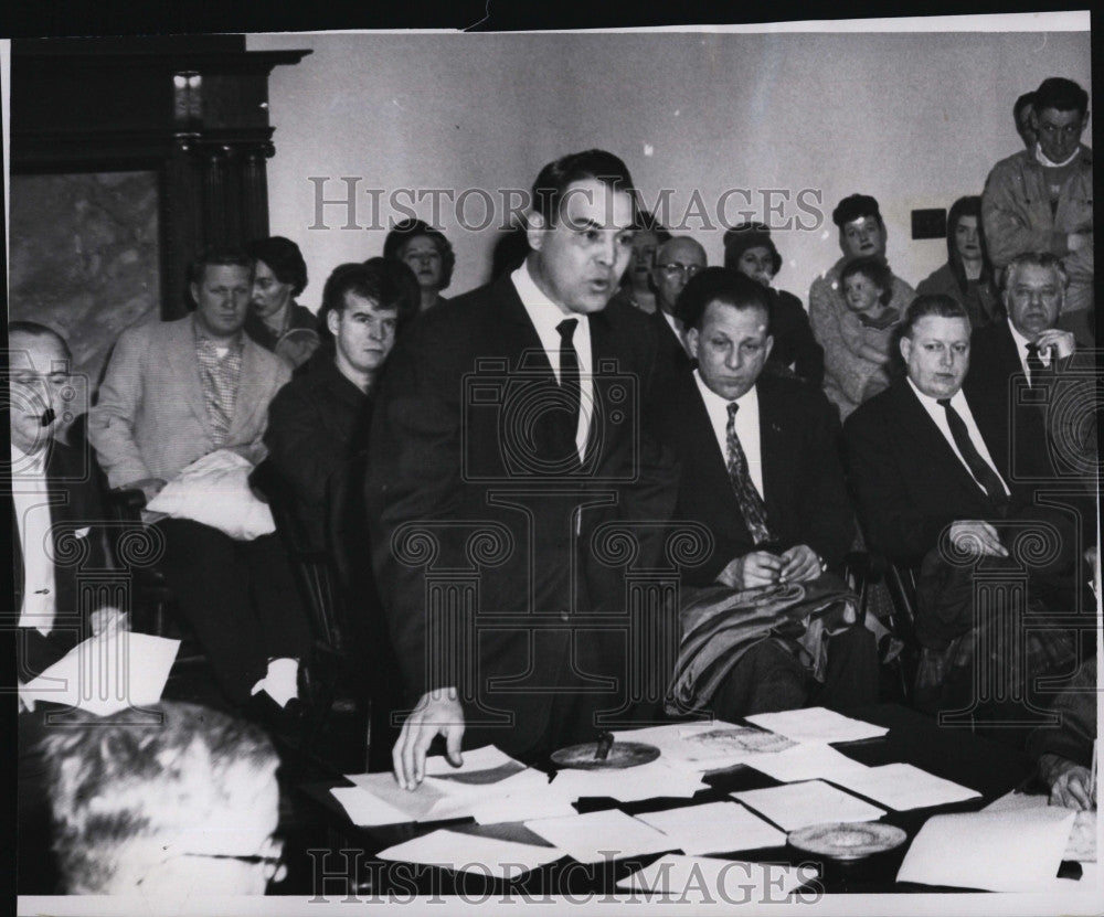 1962 Press Photo BPD officer Michael DeSisto at a hearing - Historic Images