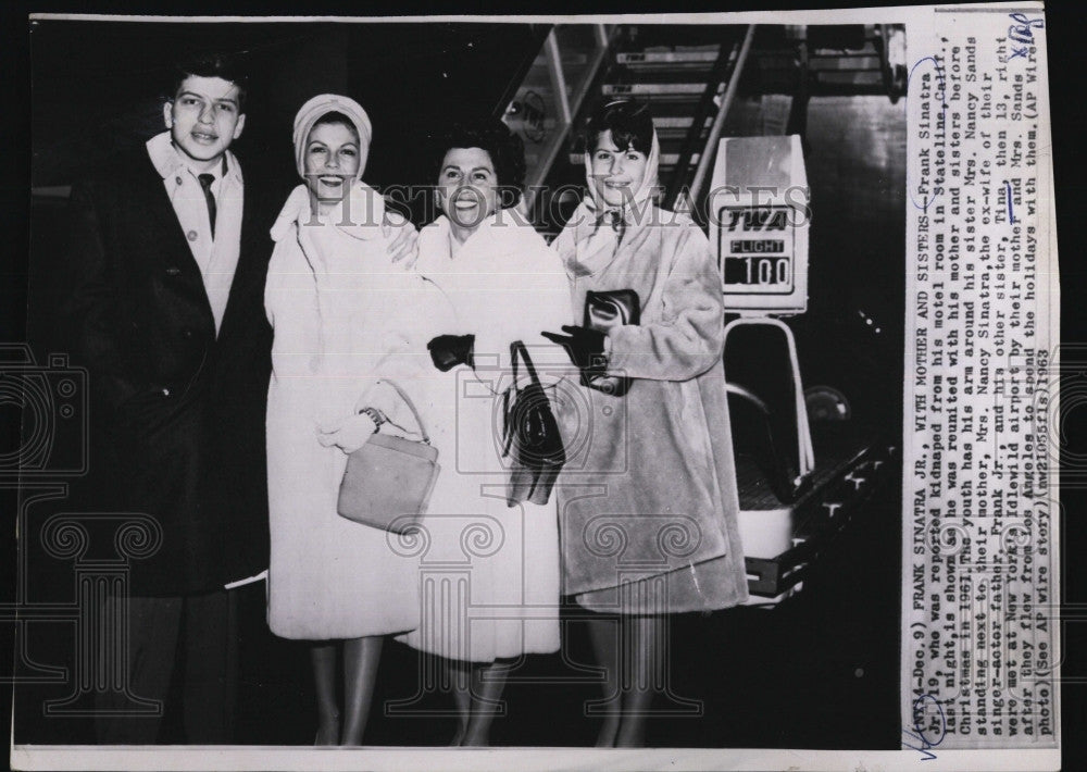 1963 Press Photo Frank Sinatra with mother and sisters after being kidnapped - Historic Images