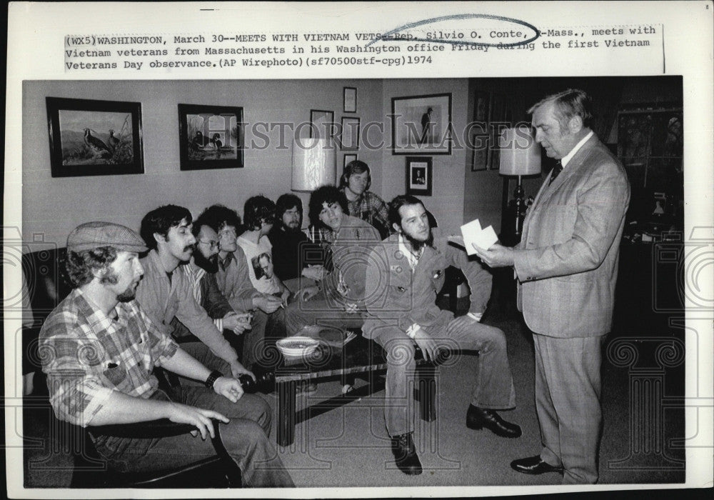 1974 Press Photo Representative Silvio O. Conte meets Vietnam Veterans day - Historic Images