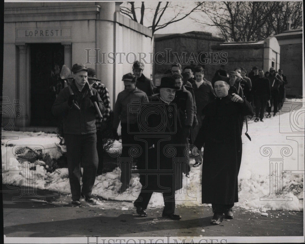 1949 Press Photo Cardinal Spellman and  clergy dig graves during labor strike - Historic Images