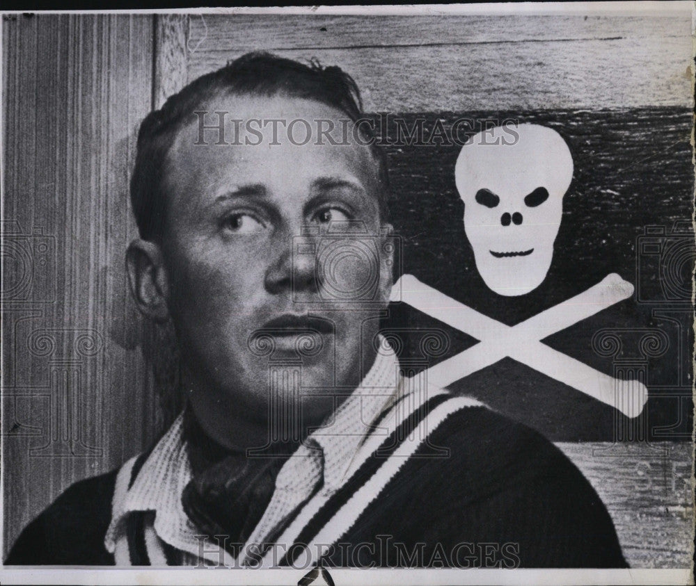 1958 Press Photo skipper Graham Mann of &quot;Scepter&quot; near pirate pennant - Historic Images