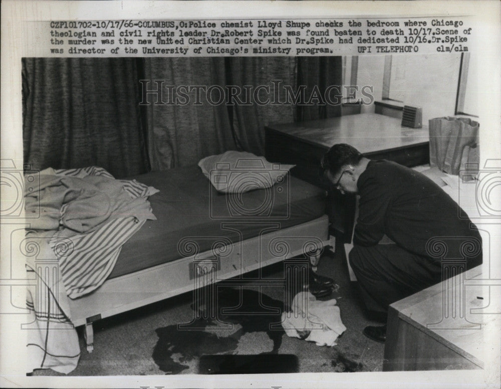 1966 Press Photo Police chemist Lloyd Shupe crime scene of Dr R Spike murder - Historic Images