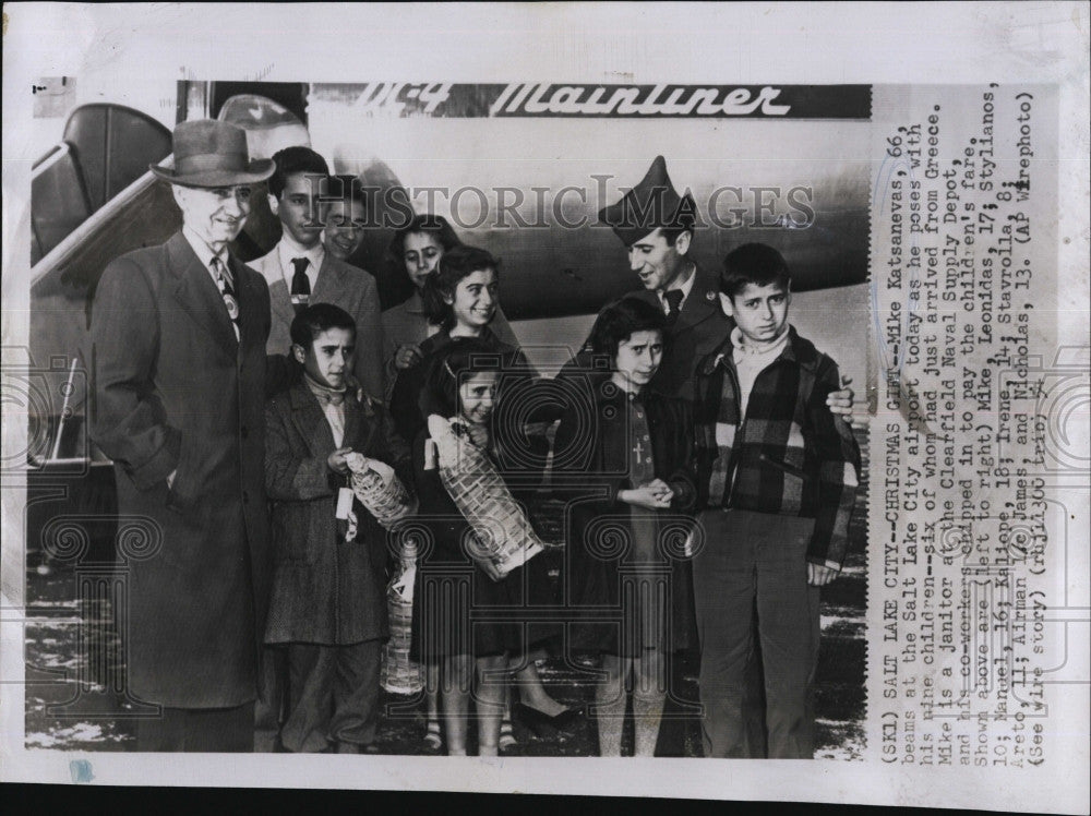 1954 Press Photo Janitor Mike Katsanevas And Children Mike, Leondas, Stylianos - Historic Images