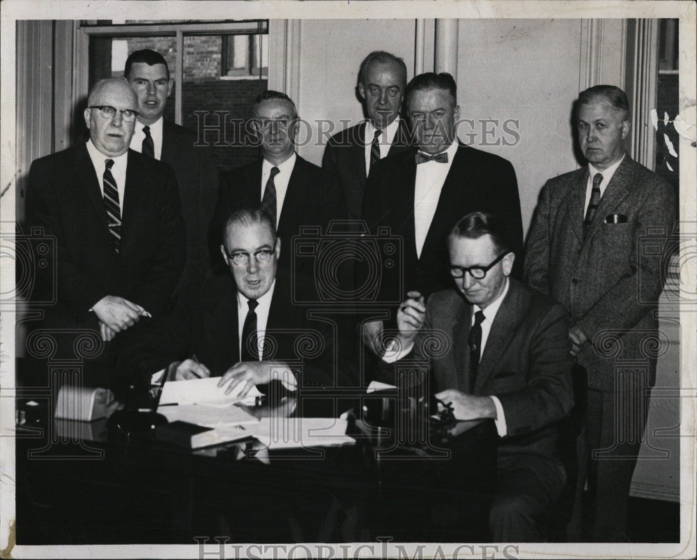 1960 Press Photo Earl Hawkes, General Manager Boston Record American Advertiser - Historic Images