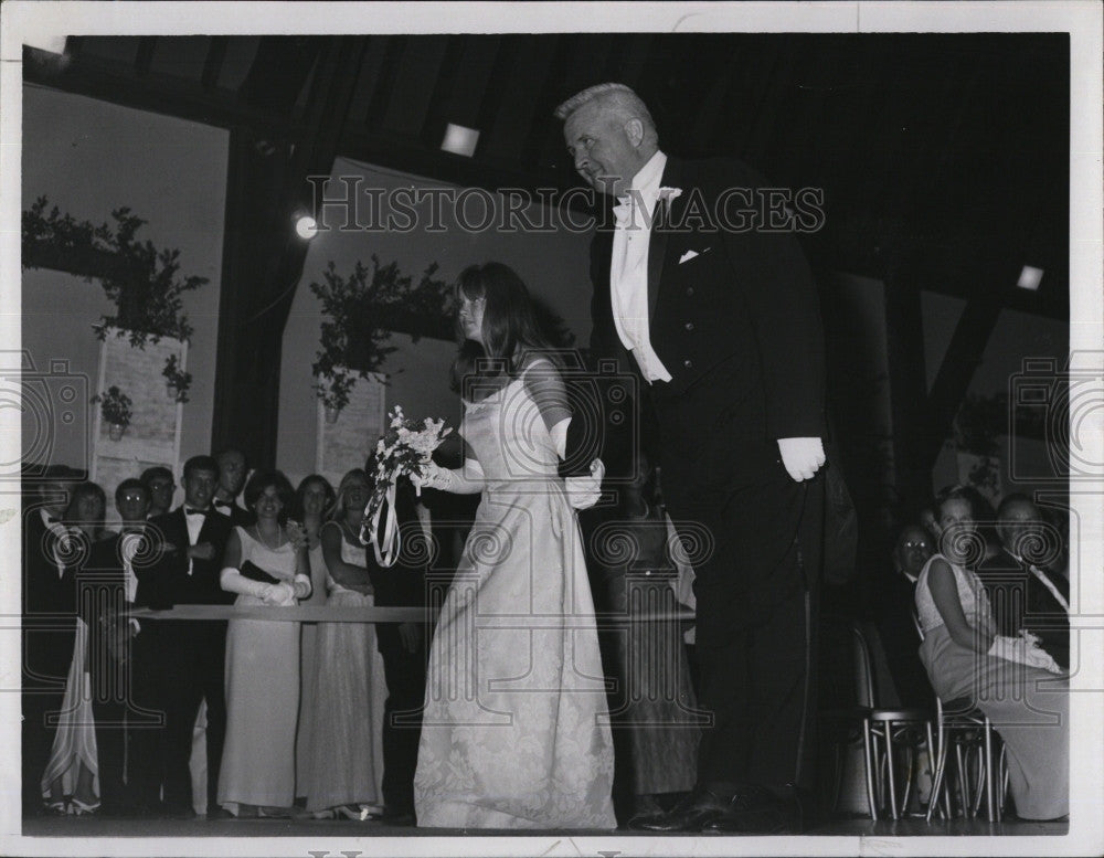 1966 Press Photo Laurie E. Hayward at gala party ball presented by her father - Historic Images