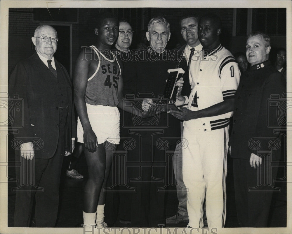 1965 Press Photo Salvation Army Boys&#39; Club Pop Shot Contest Trophy - Historic Images