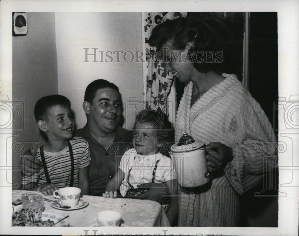 1950 Press Photo Family Ray and Kathleen Lane Frank Barbara Coffee - Historic Images