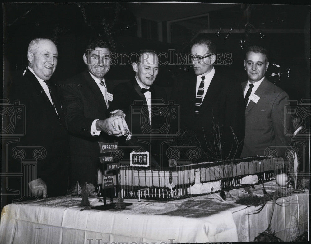 1960 Press Photo Charterhouse Motor Hotel Lynn Representative Thomas Lane - Historic Images