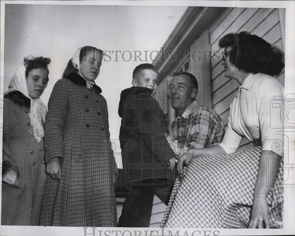 1957 Press Photo Kuusela Family Held Hostage Ovia Olga Barbara Richard - Historic Images