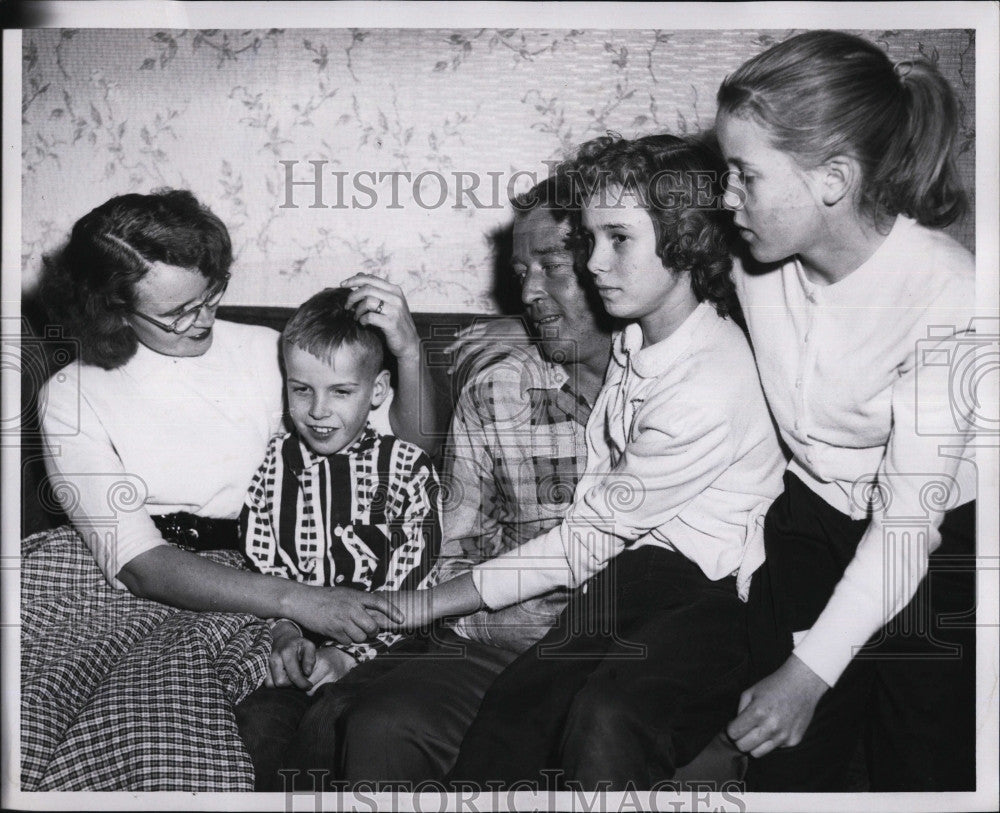 1957 Press Photo Kuusela Family Held Hostage Marie Richard Ovia Olga Barbara - Historic Images