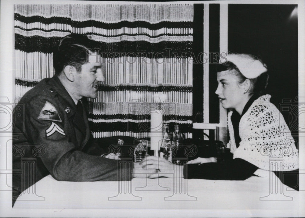 1953 Press Photo Corporal Robert W Von Kuznick, Wife Of Two Days Shirley Taylor - Historic Images