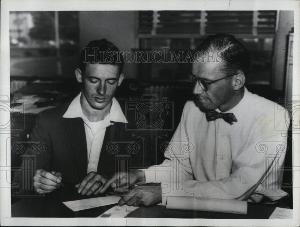 1955 Press Photo Eugene Landy Denied Naval Commission Mother Once Communist - Historic Images