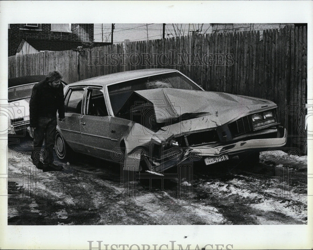 1986 Press Photo Taxi Cab Martin Kurkjian Ran Into Three Children Walking Bus - Historic Images