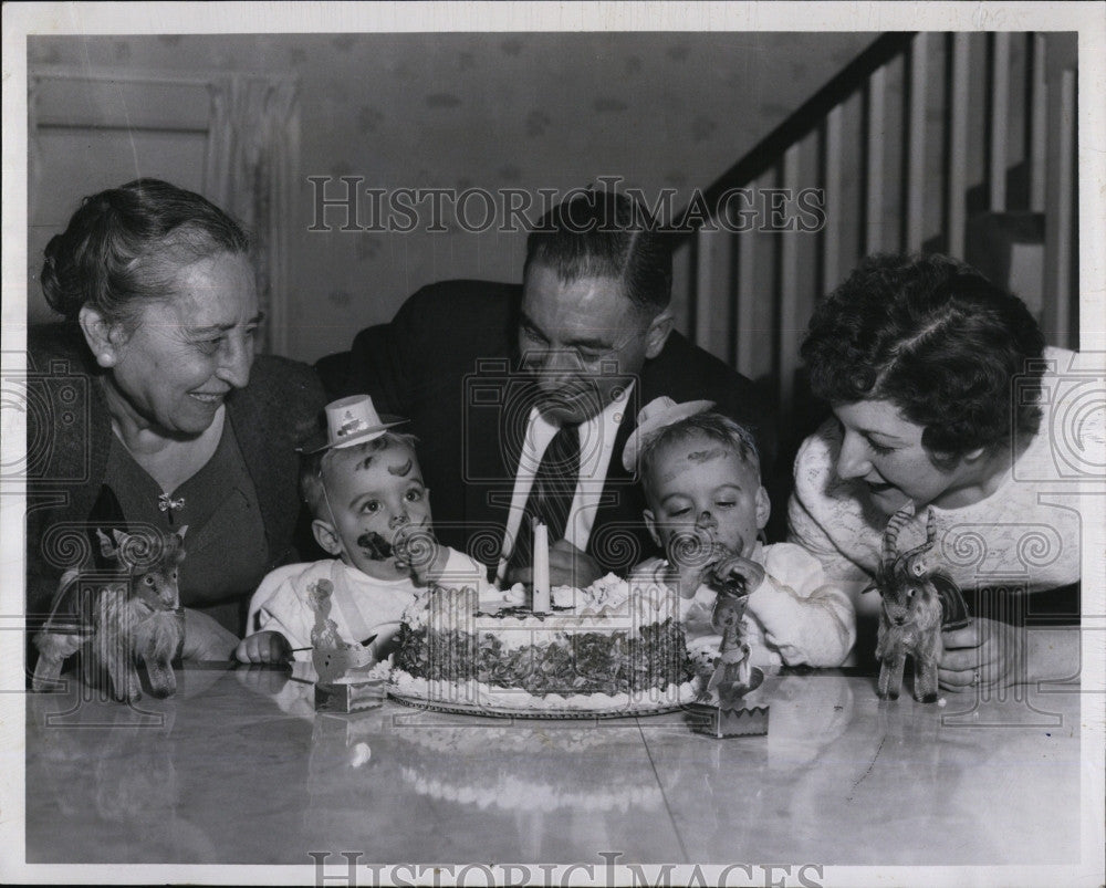 1960 Press Photo Identical Twins Ronald And Richard Kurtz Celebrate Birthday - Historic Images