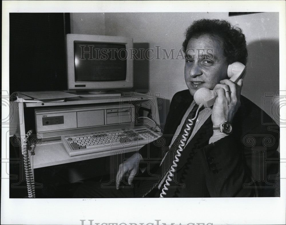 1990 Press Photo Ray Kurzweil With His Computer Speech Recognition Device - Historic Images
