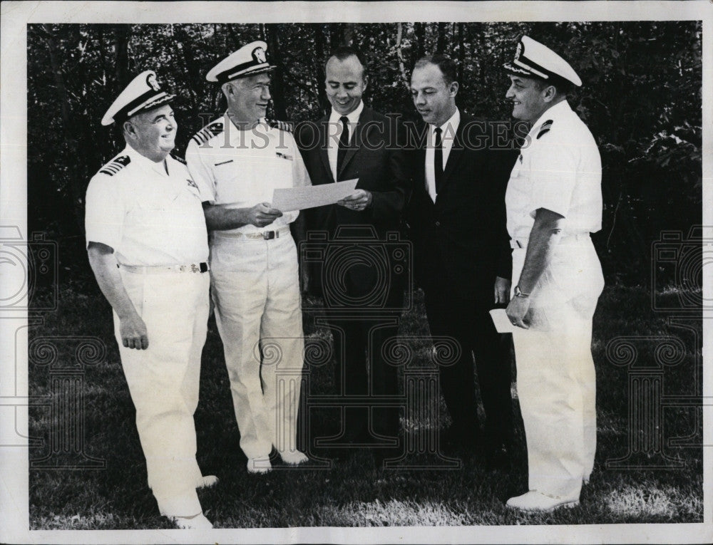 1966 Press Photo Cmdr.J.Richard Lamere,Capt.Charles Kimball At Naval Reserve - Historic Images