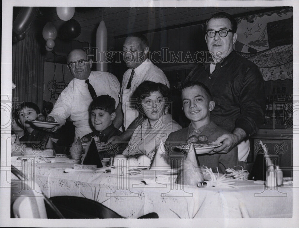 1963 Press Photo YMCA Kids Spaghetti House Al Kardoos William Cole Chef - Historic Images