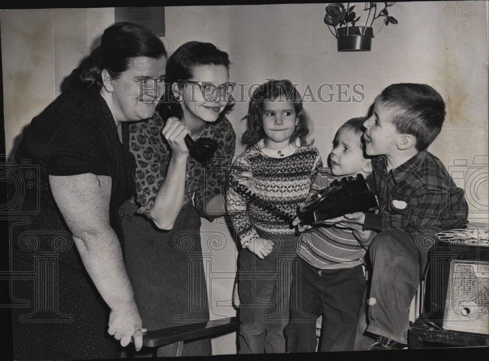 1963 Press Photo Edna Abbott Patricia McClusky Telephone Children - Historic Images