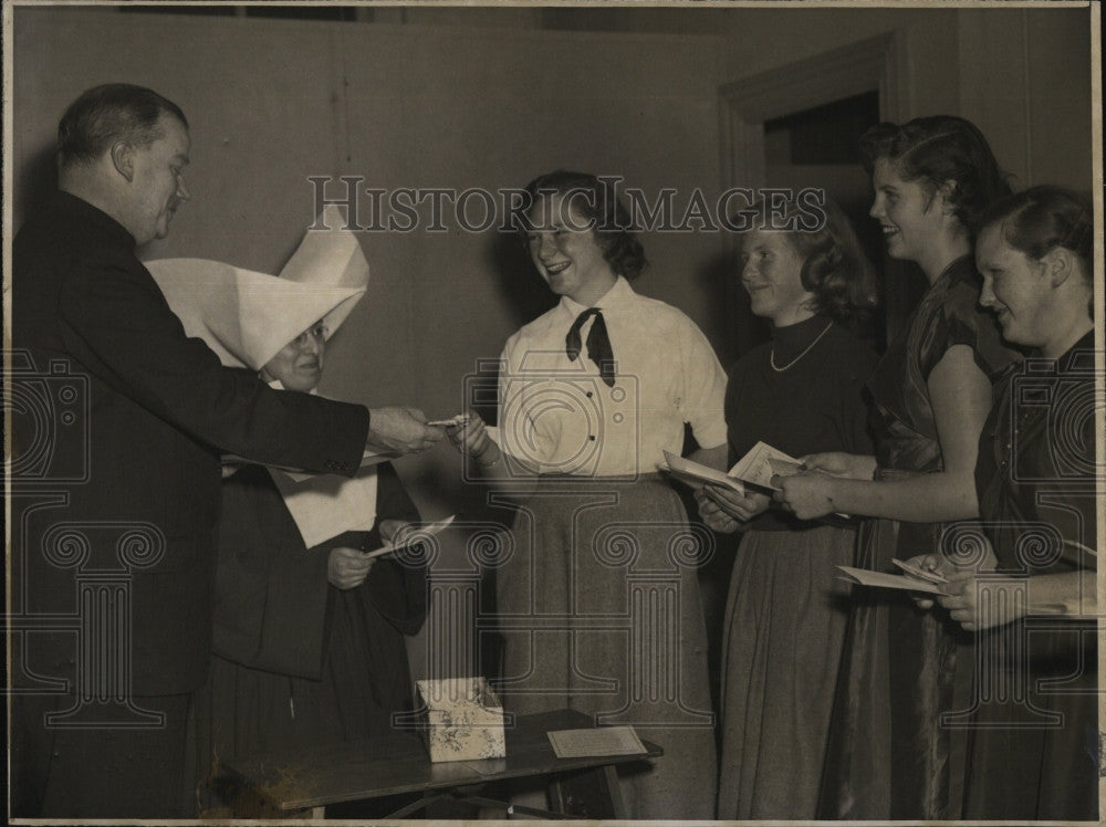 1952 Press Photo Students Mary Flaherty Catherine Conroy Paula Kelley Catherine - Historic Images