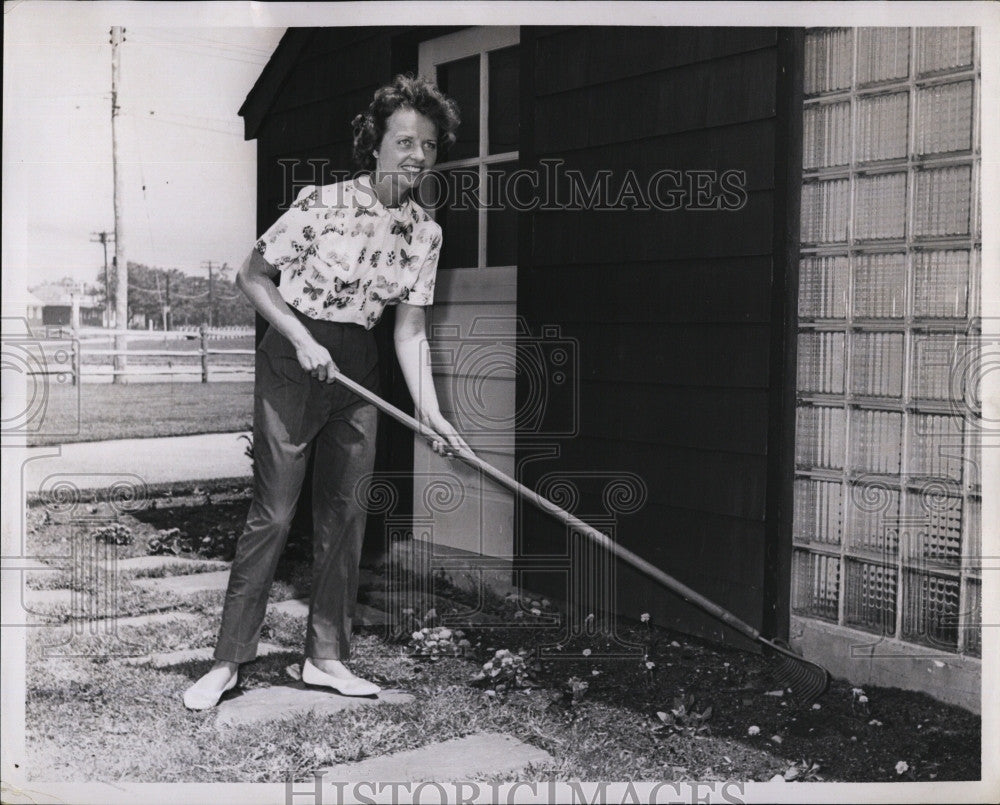 1962 Press Photo Edward McCormack Wife Emily Working in Garden - Historic Images