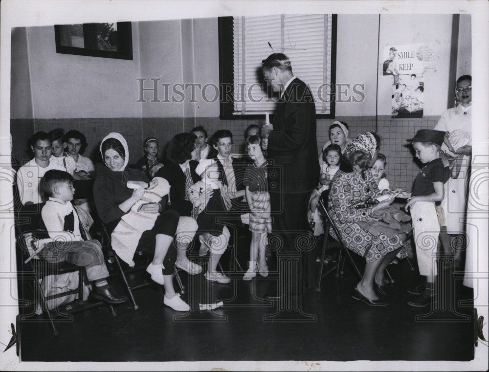 1962 Press Photo Ed McCormack Visiting Lynn City Hall Basement Health Clinic - Historic Images