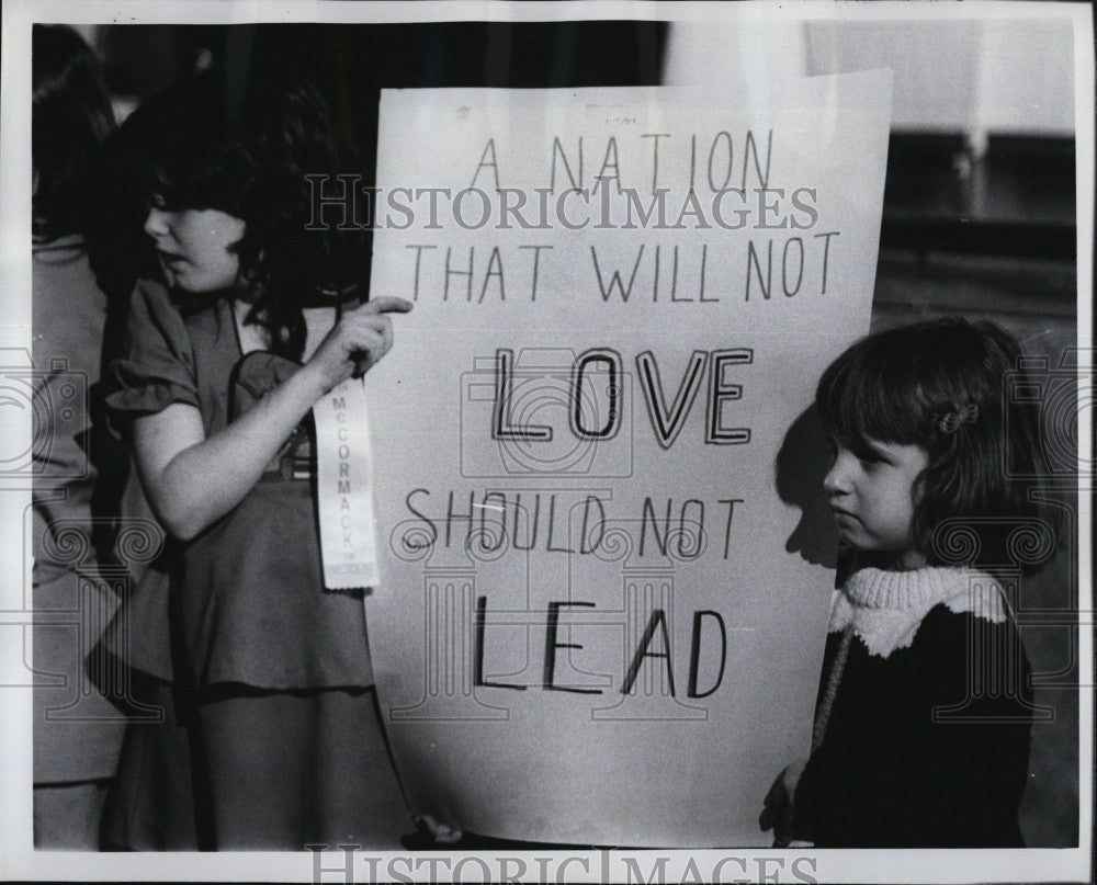 1976 Press Photo Supporter Elsie Shannon Aliciia Stouton Ellen McCormach - Historic Images