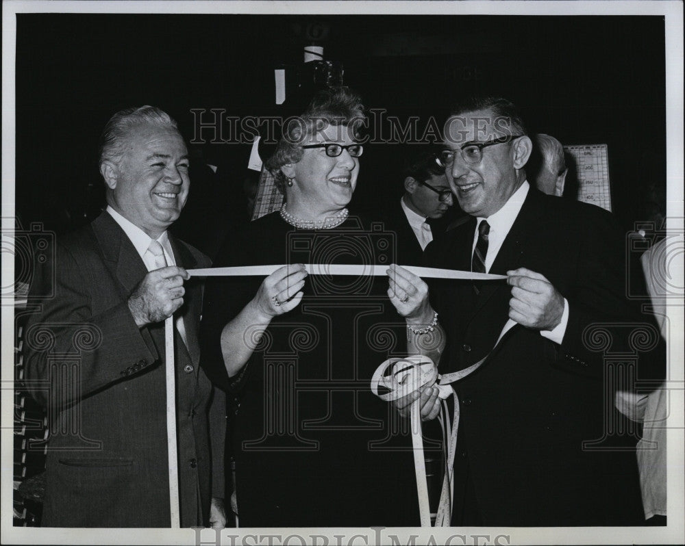 1961 Press Photo Edward T. McCormick Abraham Schultz and Mrs. Schultz - Historic Images