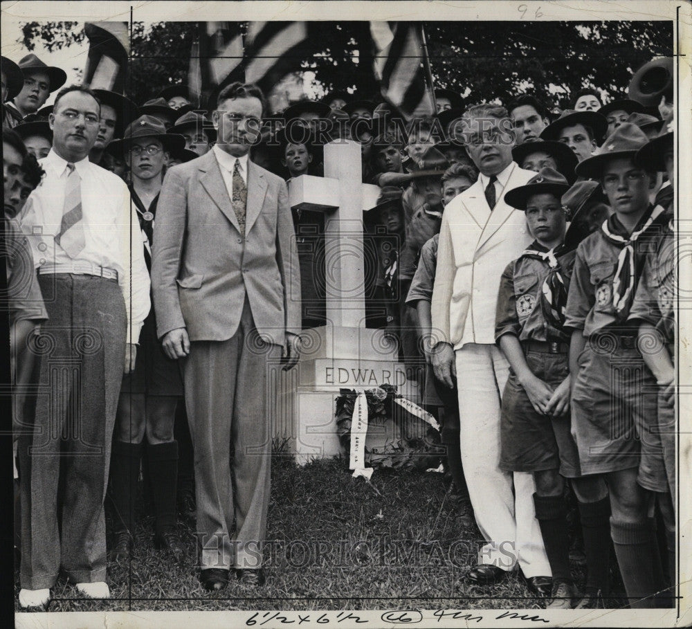 1937 Press Photo Congressman John McCormack Grave Major General Clarence Edwards - Historic Images