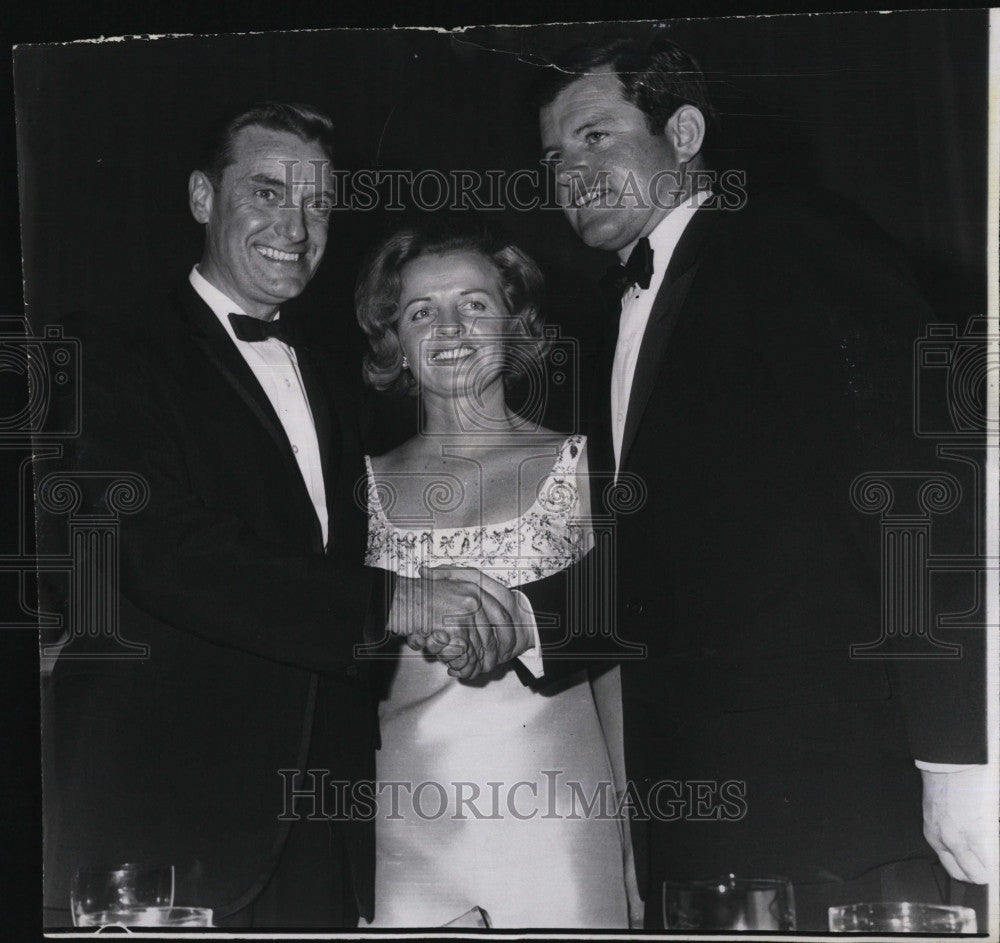 1966 Press Photo Sen. Ted Kennedy wity Mr and Mrs Ed McCormack - Historic Images