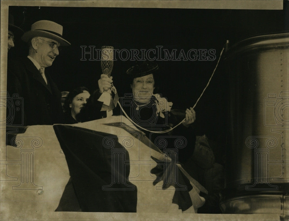 1952 Press Photo Mr. &amp; Mrs. John McCormack Christining New Train &quot;The Senator&quot; - Historic Images