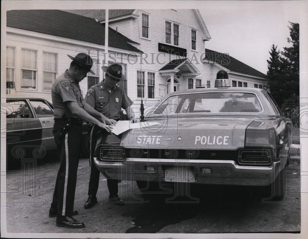 1970 Press Photo Mass. Troopers Patrick Fay and James McDonald Study City Map - Historic Images