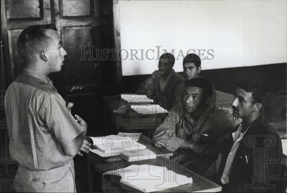 Press Photo Jay McCune Conducts English Class Kabul Afghanistan - Historic Images