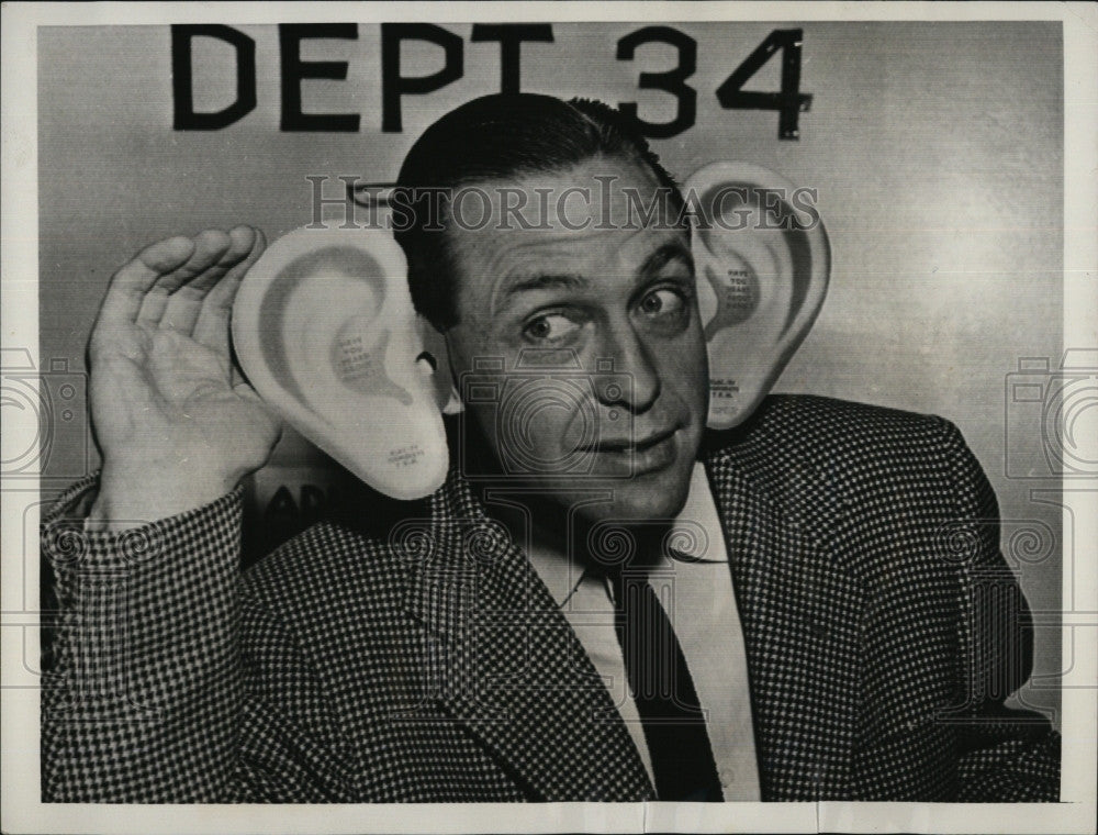 1954 Press Photo Comedian Hank McCune Wearing Cardboard Ears Lawsuit - Historic Images