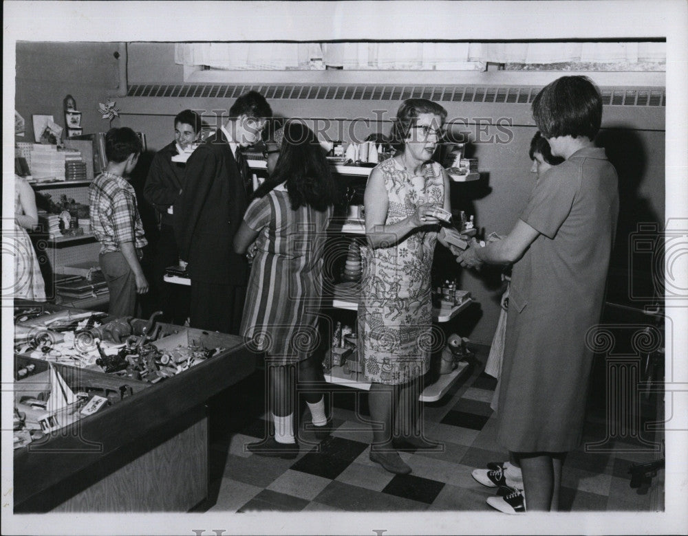 1969 Press Photo Mrs Lina McCulloch, Teacher at Fernald School - Historic Images