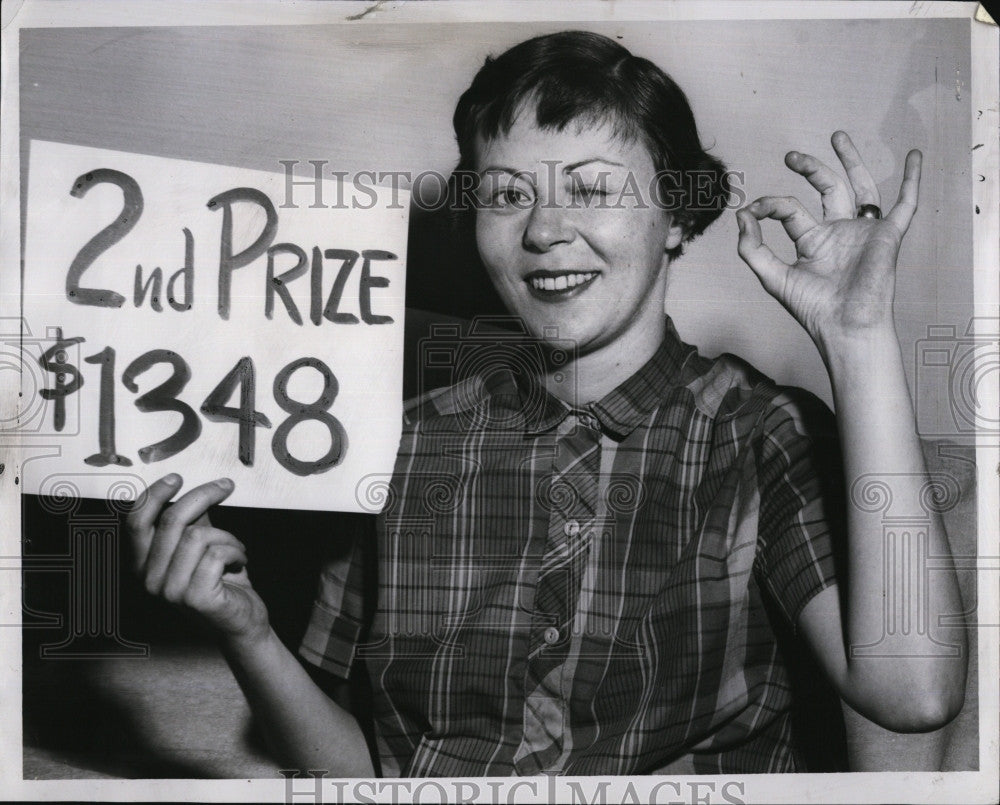 1961 Press Photo Mrs. Dorothy McCulloch Wins Prize From Boston FP Game - Historic Images