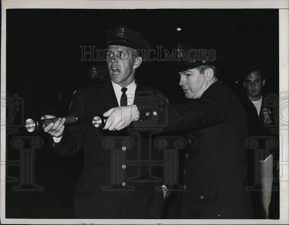 1966 Press Photo Policeman Richard Farnsworth Gives Directions Boston Albert - Historic Images