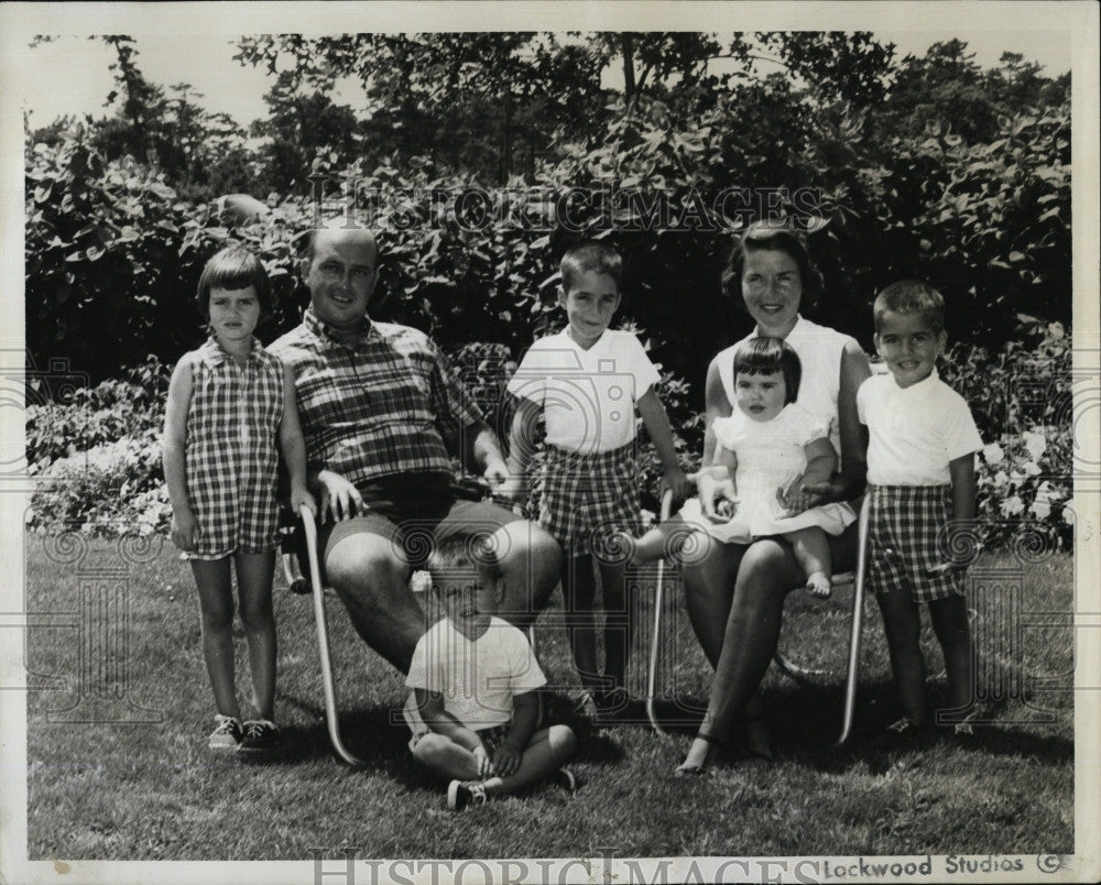 1960 Press Photo Mr. and Mrs. C. McCusker and children - Historic Images