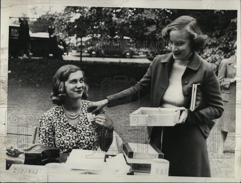 1943 Press Photo Mrs. Grafton Fay and Miss Hope Osborne at tennis benefit - Historic Images