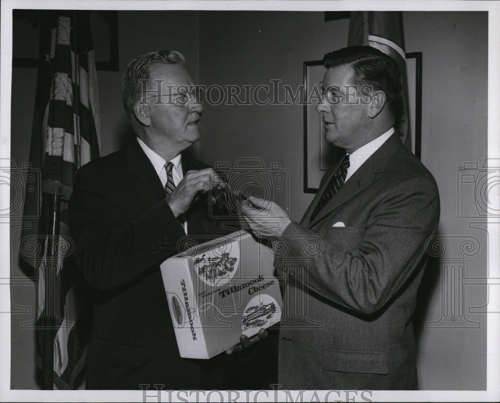 1957 Press Photo Mayor John B. Hynes With Albert Farr With Key to Portland - Historic Images