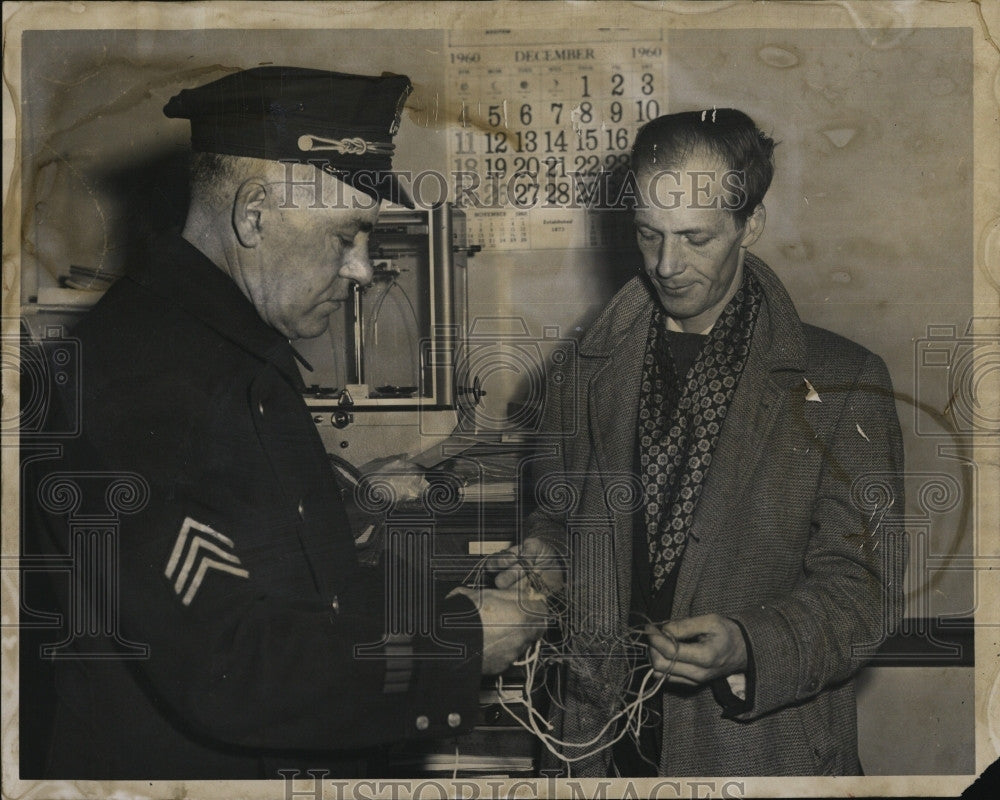 1960 Press Photo John Connolly With William Farquarson, Holdup Victim - Historic Images