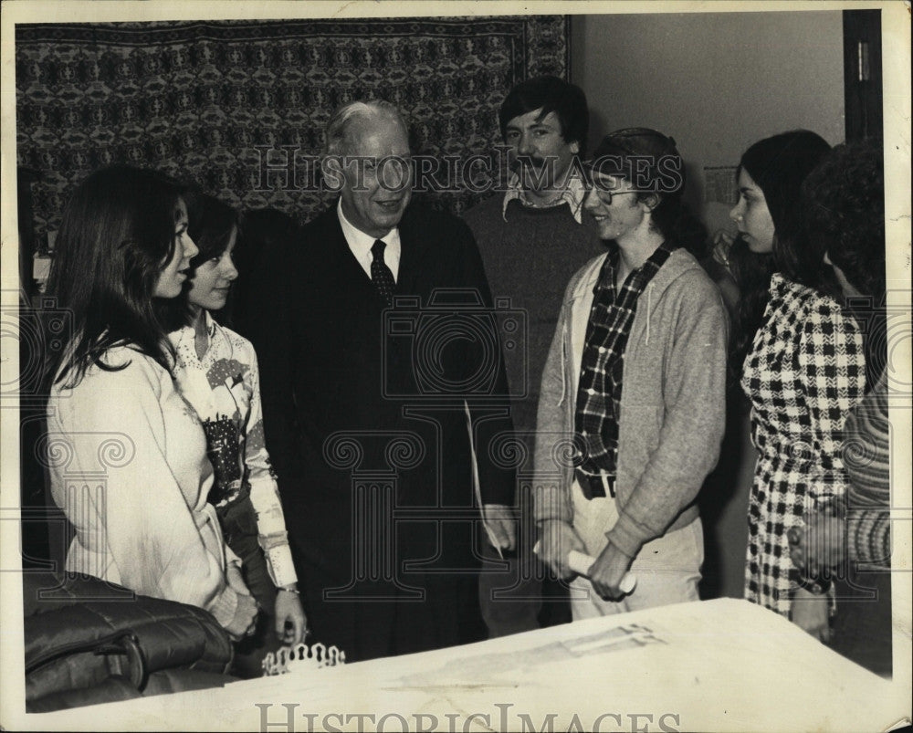 Press Photo Professor Farnswoth With Students, Sheehan, Winik - Historic Images