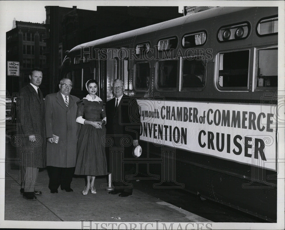 1958 Press Photo Farnsworth, Anzouoni,Newton, Mayor John Hynes at Bus Station - Historic Images