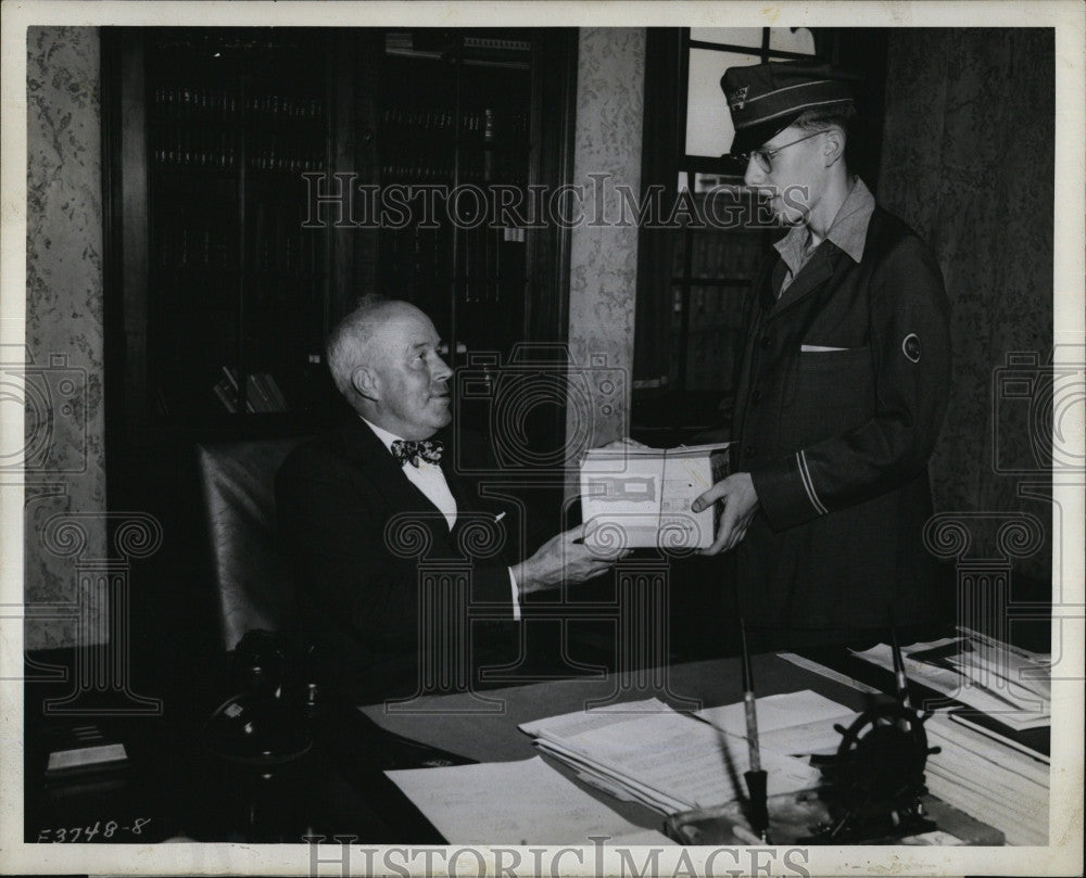 1948 Press Photo Farnsworth, President Gas Co With William Furlong in Office - Historic Images