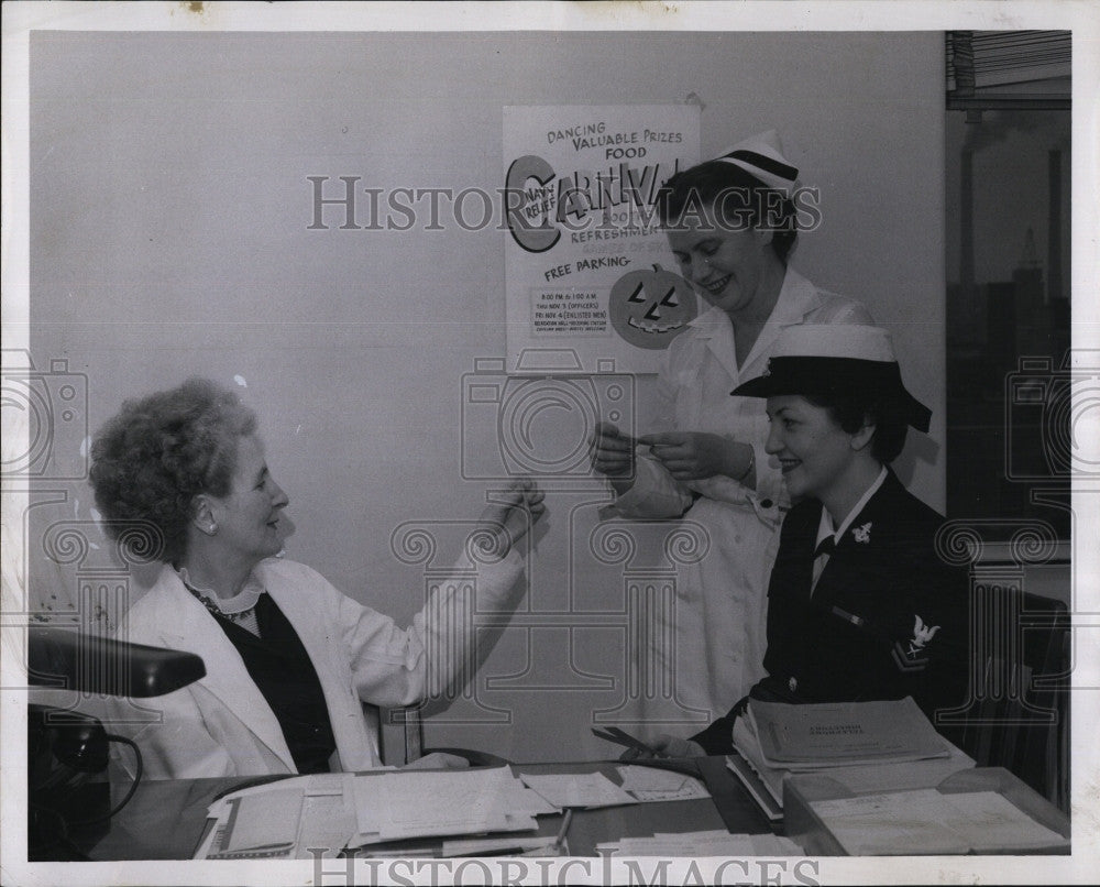 1955 Press Photo Dotty Gallup With Carnival Tickets &amp; Evelyn Farnsworth - Historic Images