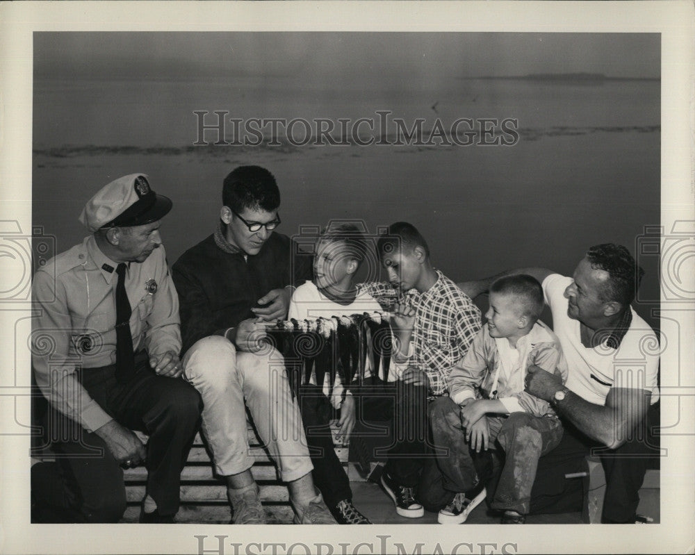 1959 Press Photo Capt. Thurlow Farmer With John Tiernan and Class - Historic Images