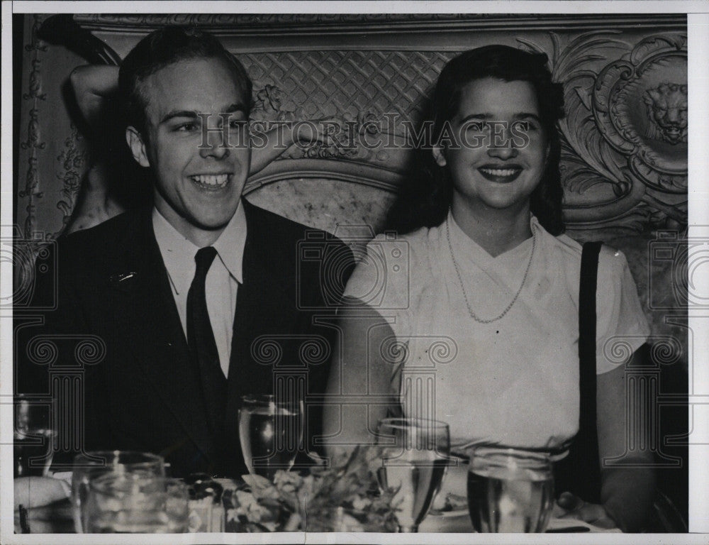 1947 Press Photo Victoria O. Farnell Debutante David H. Stewart Before Stabbed - Historic Images