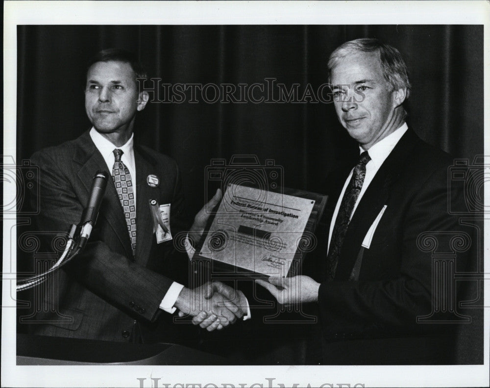 1990 Press Photo Pat Purcell honored at DEA Awards with Jim Hughes - Historic Images