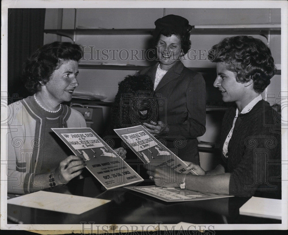 1962 Press Photo Mrs. James Sampson Carlton Butford Potter Boston - Historic Images